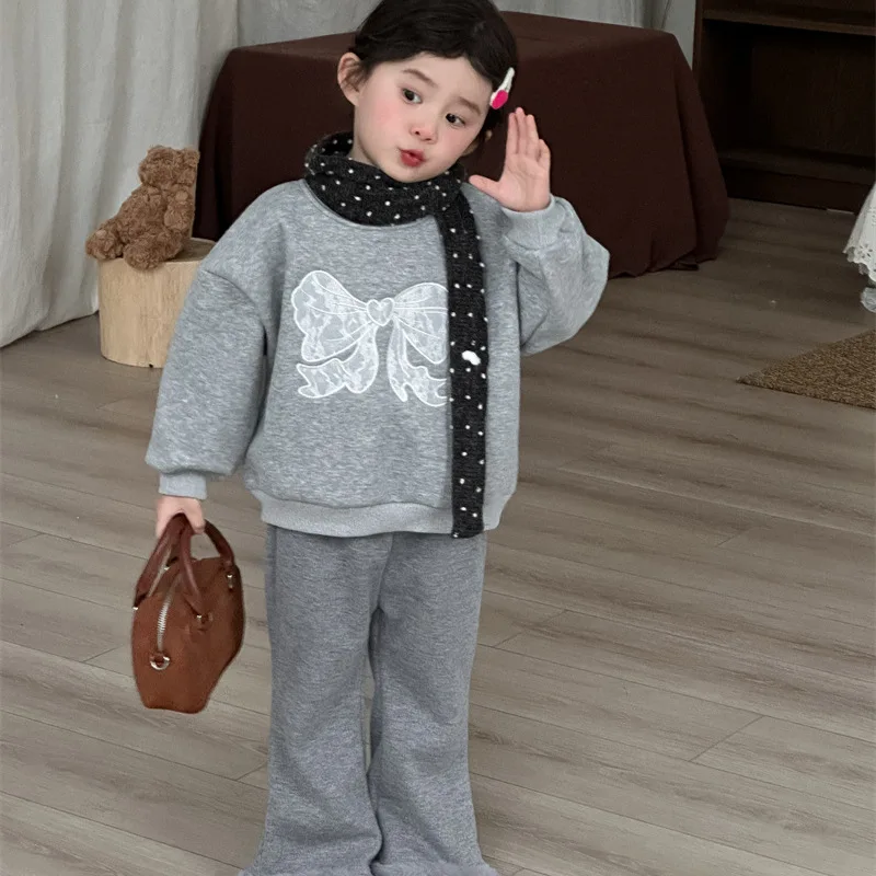 2025 شتاء النسخة الكورية الجديدة من الفتيات الدانتيل المطرزة سترة الأطفال المخملية سميكة الجولة الرقبة طويلة الأكمام