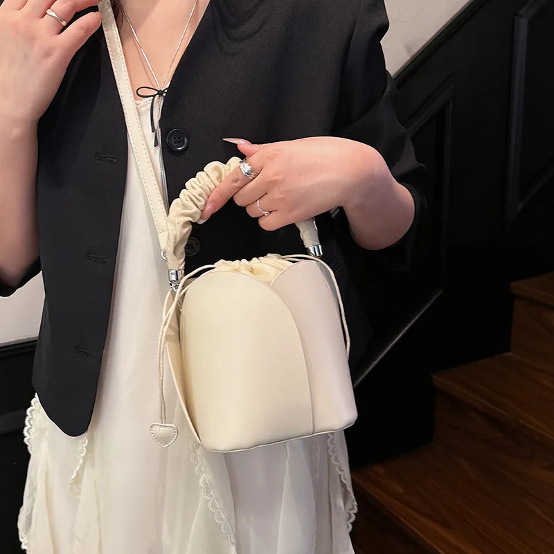 

​​2025 Trendy Petal Bucket Bag - Personalized Niche Shoulder Bag, High-End Small Messenger Handbag, Fashion & Lightweight​