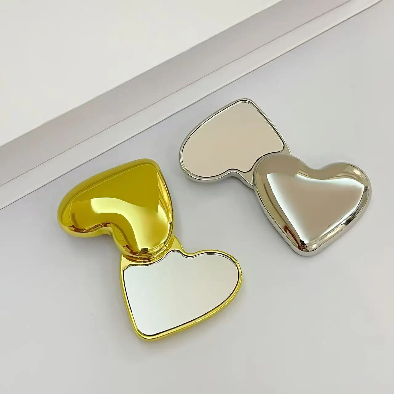 مرآة مكياج لوف، مرآة صغيرة محمولة على الوجهين، مرآة مكياج قابلة للطي من الفولاذ المقاوم للصدأ، محمولة بسيطة وغير هشة #4