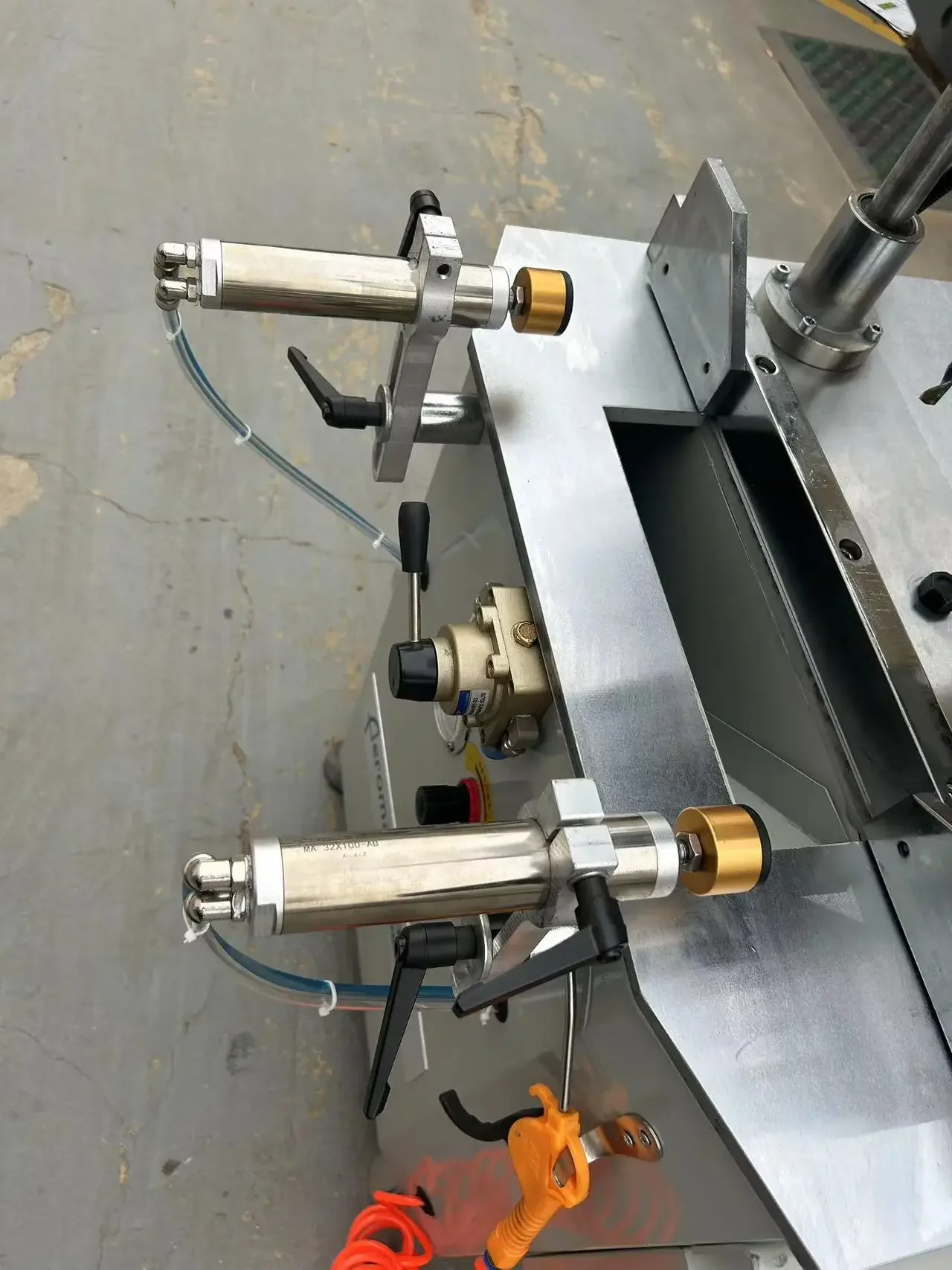 Single axis numerical control milling machine for aluminum and plastic profiles for doors and windows
