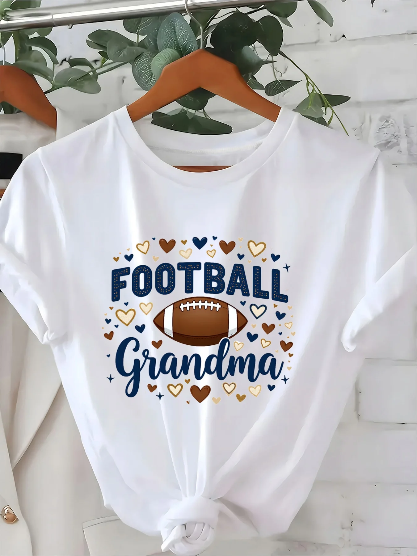 Women S Football Grandma Hearts Graphc TShrt Whte Crew Neck, Short Sleeve Casual Tee Wth Football Mom Desgn, Grandma Football Slogan, Machne Washable, Sutable for All Seasons, Slght S