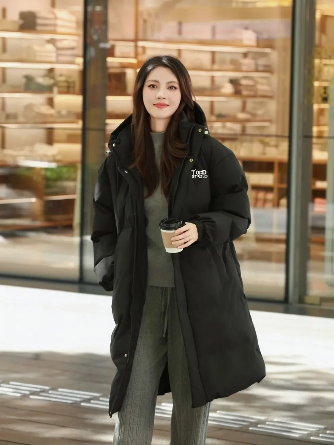 

Женская парка в стиле ретро с утягивающим эффектом на талии, подчеркивающая женственность, приталенного кроя, нейтрального цвета.