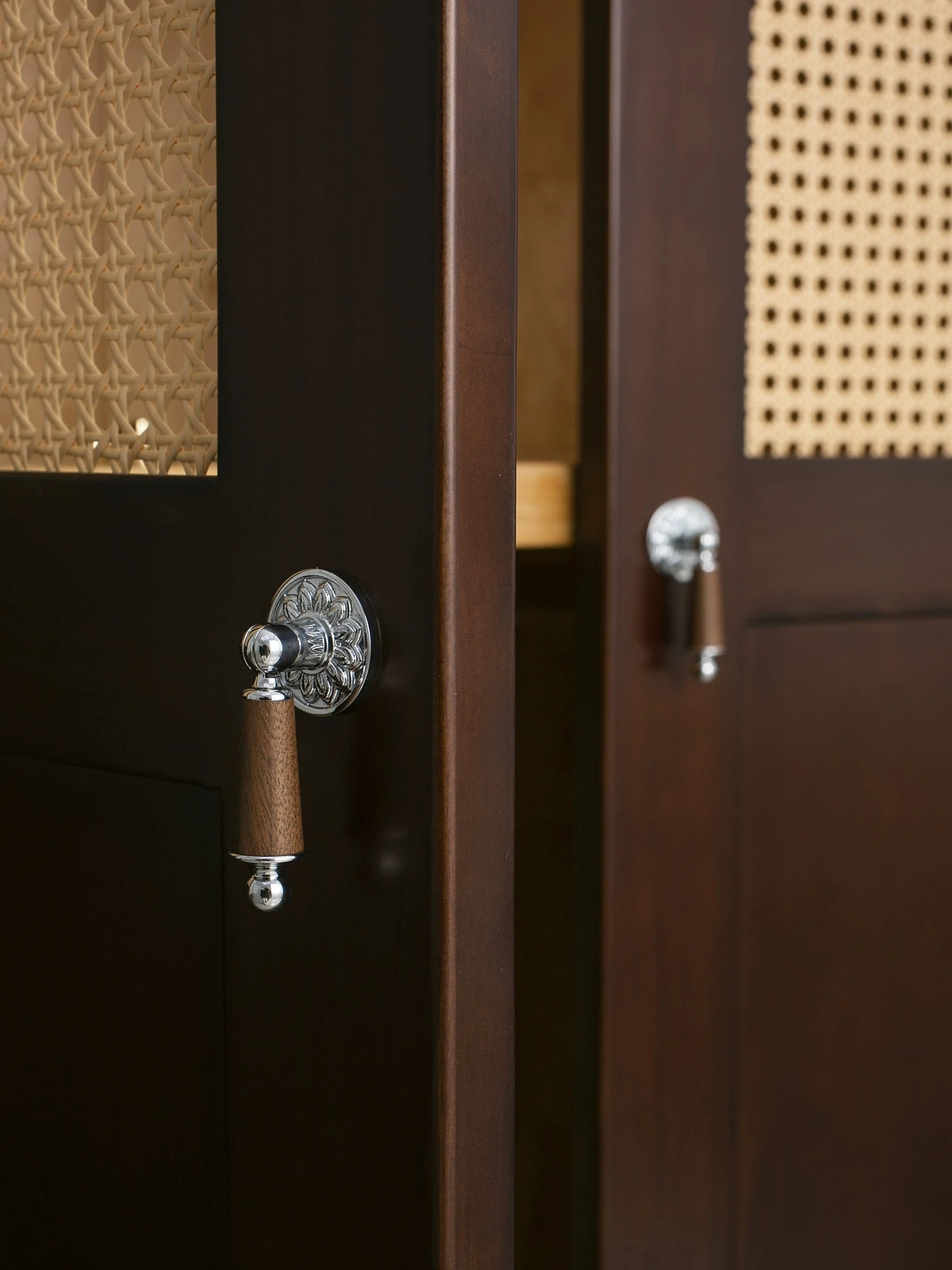 

Classical Walnut Wooden Silver Leather Solid Brass Furniture Cabinet Pulls Handles for Closet Door Pendant