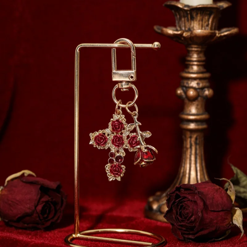Hübscher Rosenkreuz-Schlüsselanhänger aus roter Emaille, schöne Blumen, Pflanzen-Schlüsselanhänger für Frauen und Mädchen, Valentinstag, handgefertigt, Valentinstag-Schmuck