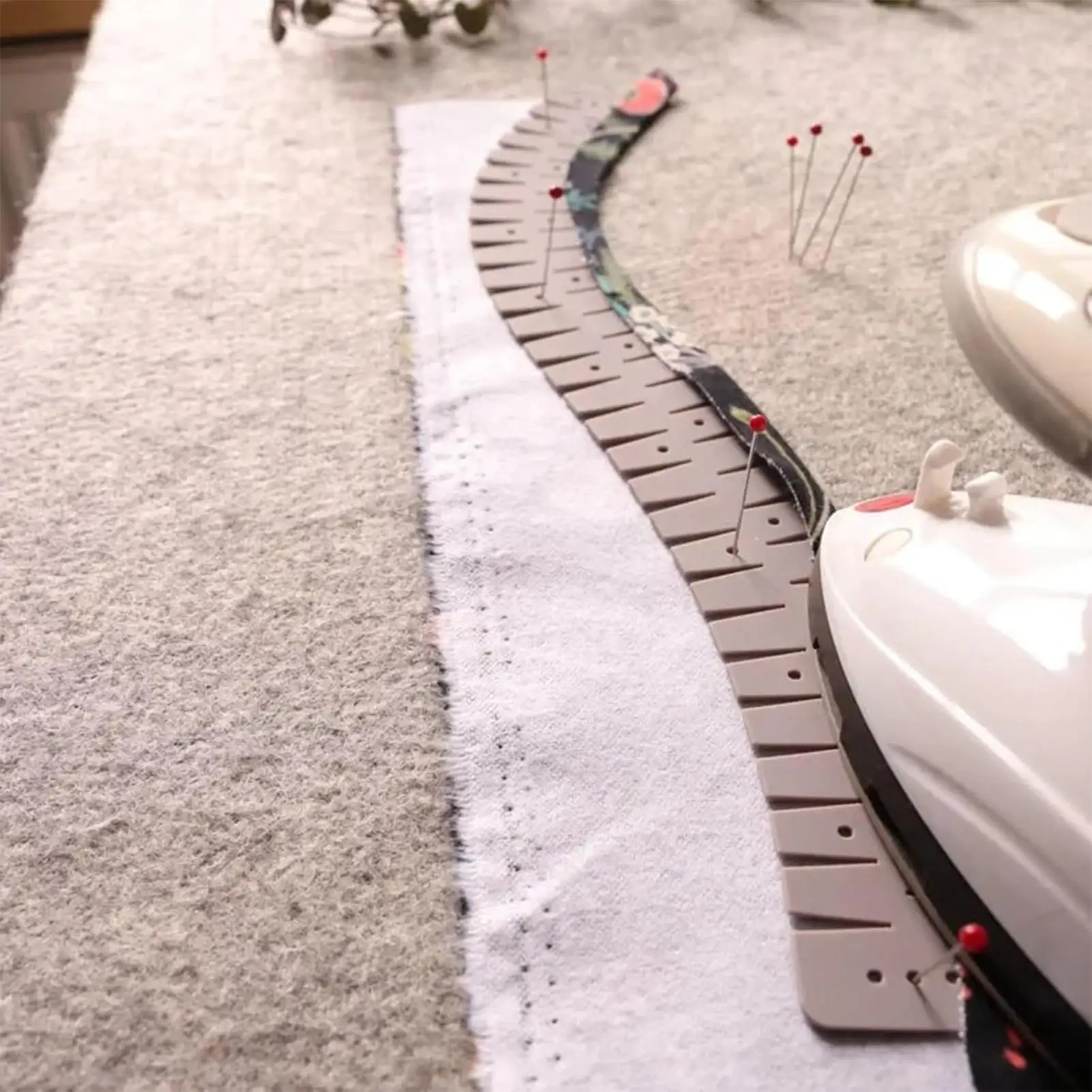 Silicone Hemmer Flexible Curve Scale Hemming Tool Heat Resistant Hem Ruler Sewing Auxiliary Tool for Padding Cloth Pants Fabric