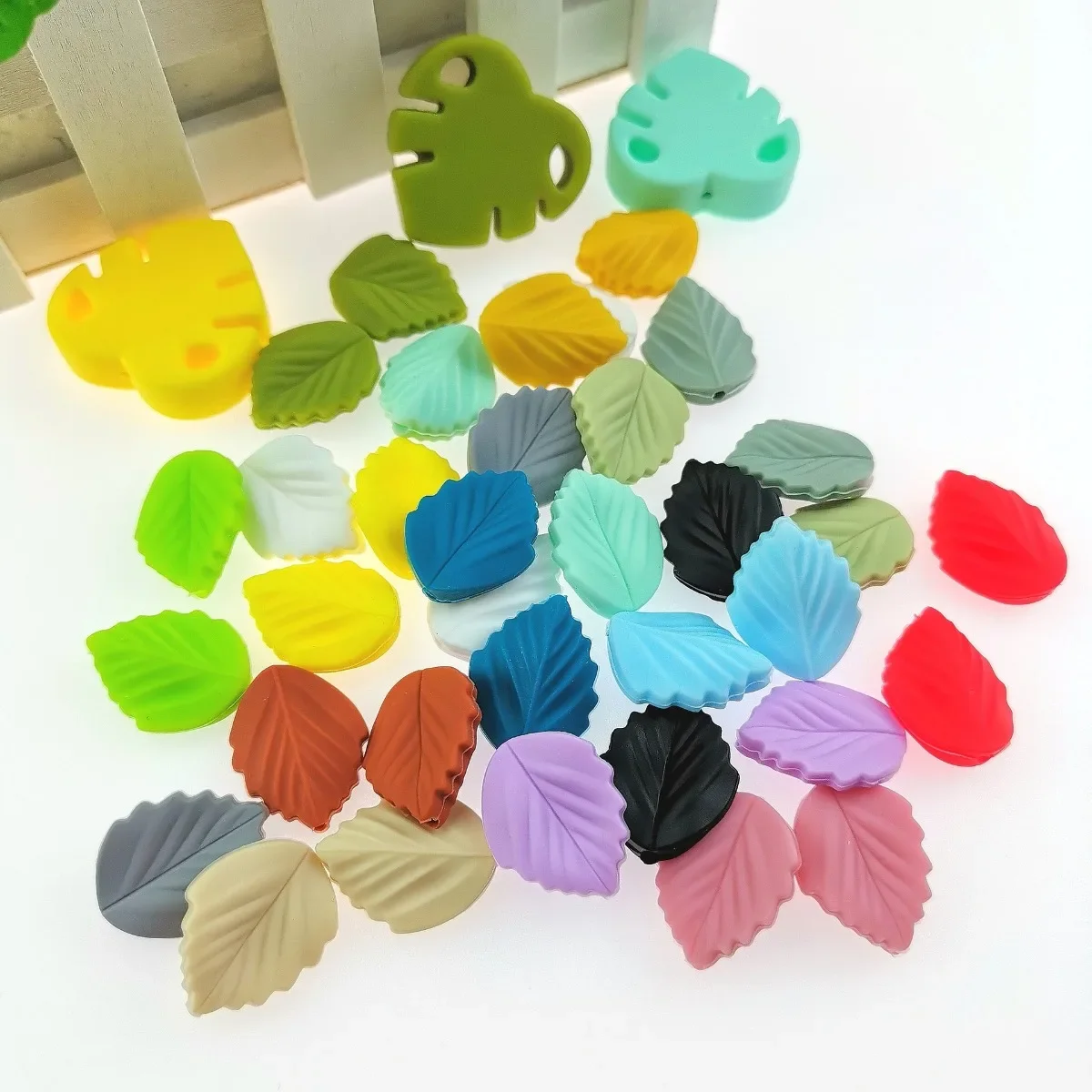 ZW39 5pcs Cartoon Polychrome Mini Leaf Silicone Green Series Bead Jewelry Making DIY Pacifier Chain Necklace Accessories To Make