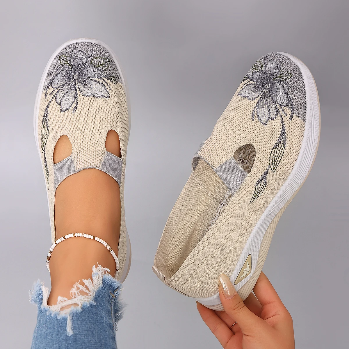 Spring women's casual shoes are comfortable, breathable, lightweight, and durable. They are suitable for lazy people