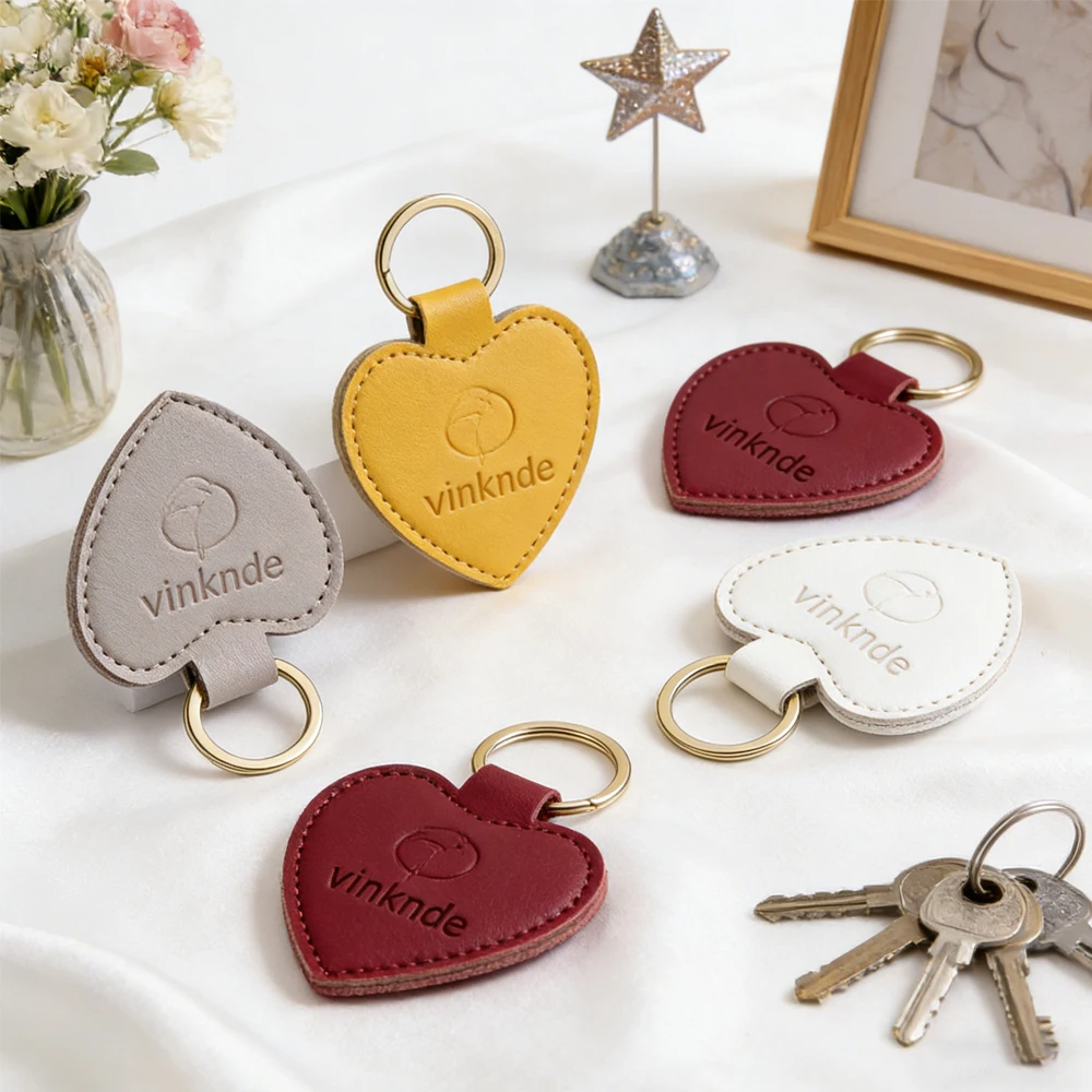 

Оптовая продажа: персонализированные брелоки из искусственной кожи в форме сердца, стильные брелоки для автомобильных ключей, аксессуары для дорожных сумок, подарочные брелоки
