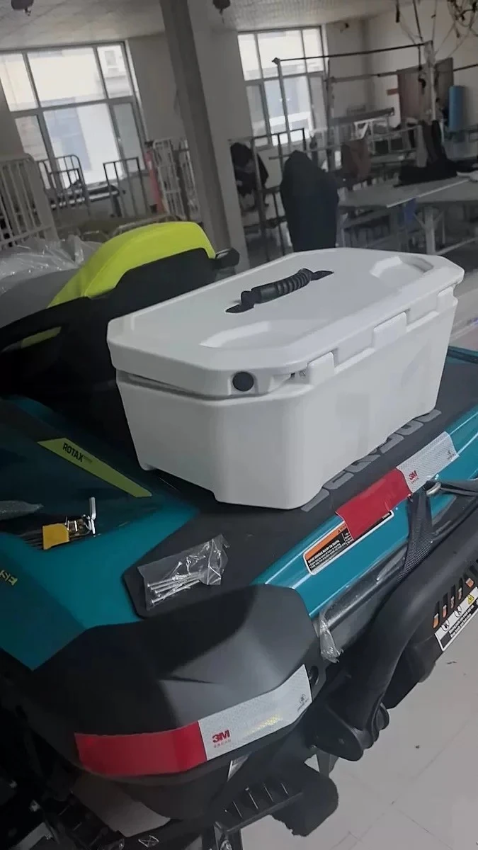 Motorboat incubator 20L liter capacity, bottom LinQ interface, quick installation and quick dismantling, fishing box