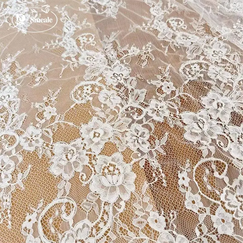 3 Meter Länge. Handgefertigter Spitzenstoff mit Bordürenstickerei, verwendet für Brautkleider und Nähzubehör. Französischer romantischer Spitzenstoff. – Detail 4
