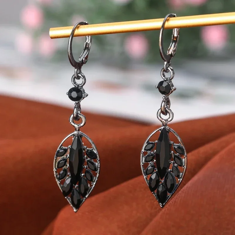 New Fashion Trend Zircon Crystal Black Leaf Pendant Earrings for Women Unique Design Temperament Wedding Party Jewelry
