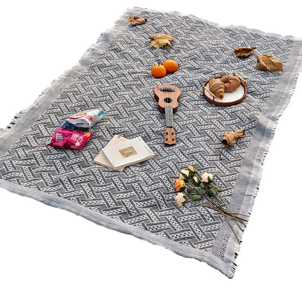 Outdoor picnic mat, woven from cotton yarn, moisture-proof, beautiful and elegant, with comfortable fabric