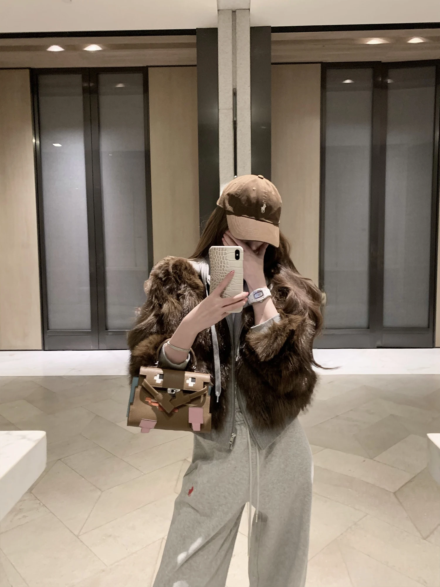 

Женская зимняя шуба Zhaochencen: свободный крой, с капюшоном, из искусственного меха, уличный стиль, теплая, из полиэфирного волокна, с длинными рукавами