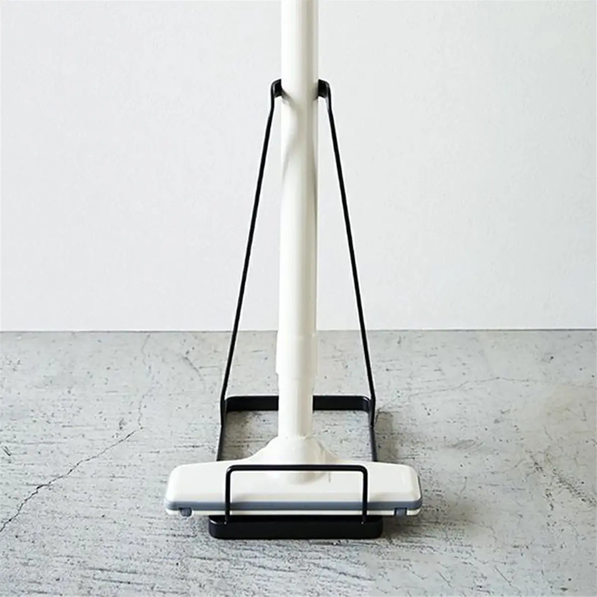 

Металлическая напольная подставка-держатель ABUB для пылесоса, вертикальная стойка для хранения пылесборника, вешалка для швабры, для кухни и дома B