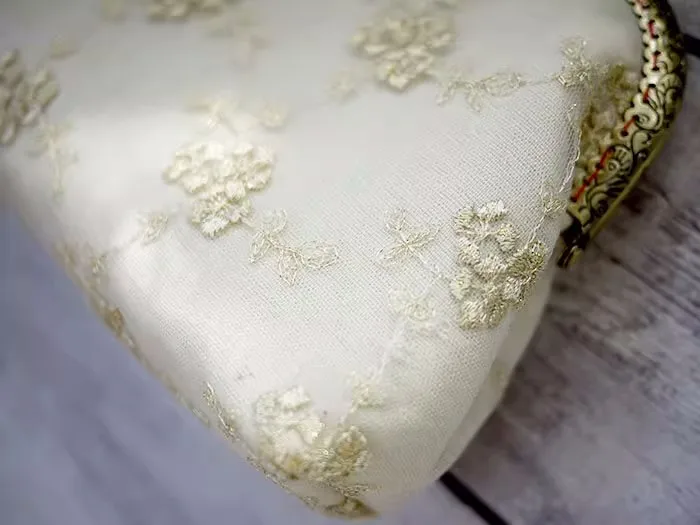 Lost in Vintage White Wedding Bride Clutch Lace Floral Appqulie Embroidery Bag Kiss Lock Handbag Kiss Lock Purse Filigree Handle