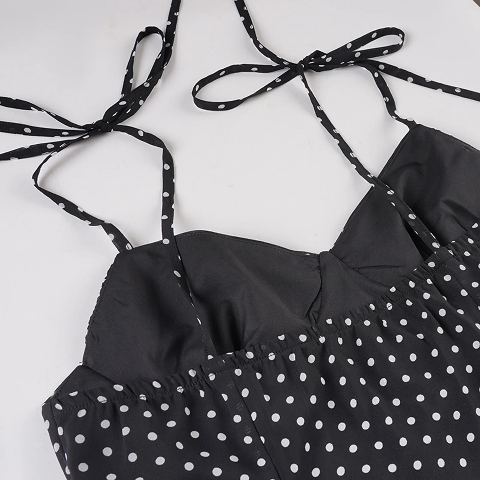 فستان نسائي قصير بطبعة منقط بدون أكمام وحزام سباغيتي صيفي طويل على شكل ذيل السمكة مع وشاح