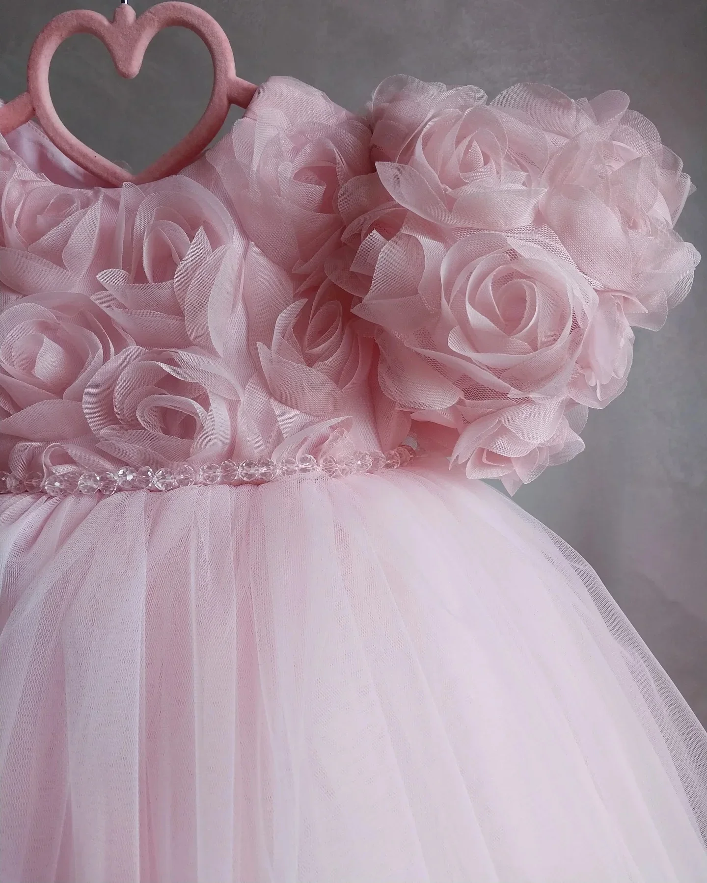 فساتين جميلة لفتاة الزهور لحفلات الزفاف مخصصة بأكمام قصيرة مطرزة بالخرز من التول منتفخ للأطفال فستان التواصل الأول لأعياد الميلاد