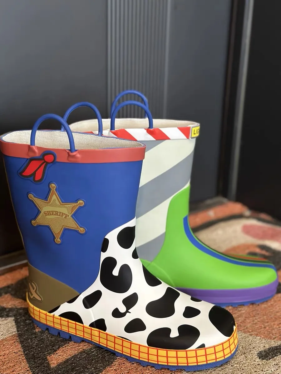 

Модные ультралегкие нескользящие резиновые сапоги с мультяшным дизайном, водонепроницаемые, для детей и взрослых.