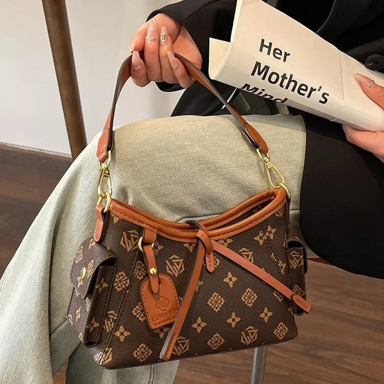 

Crossbody CrinkleLoom 2025 г., бритвенские складки и солнечный холст для Haute Goblin/бетонной алхимии/пост-люкс