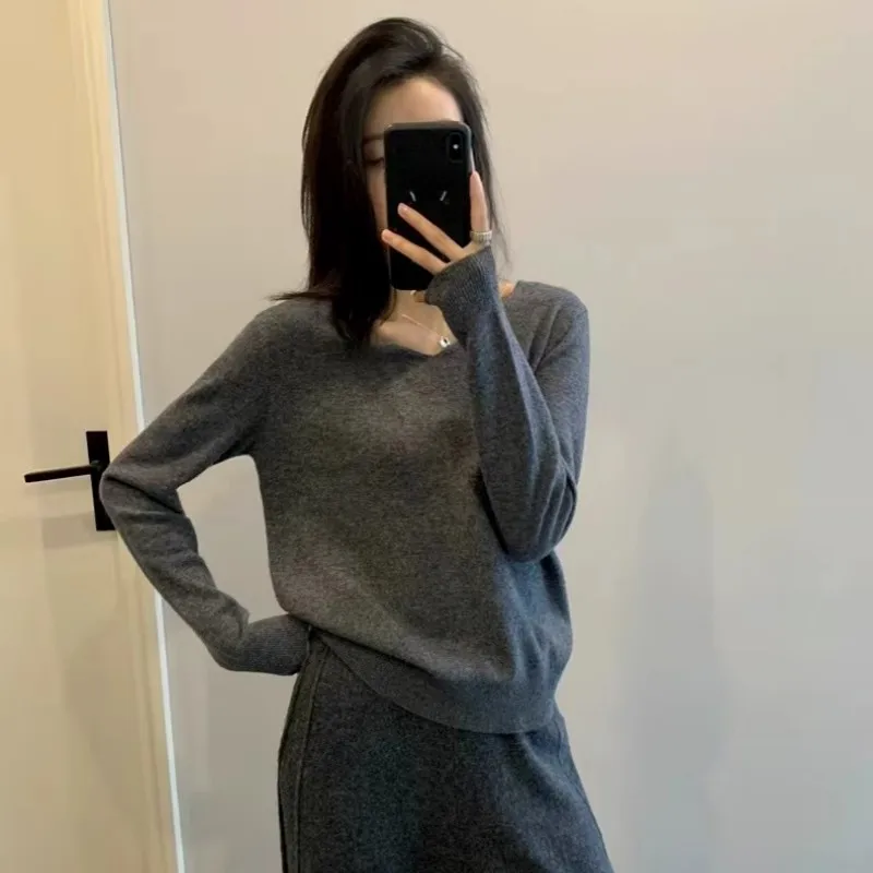 เสื้อสเวตเตอร์แคชเมียร์คอวีทรงหรูหราสำหรับผู้หญิง ฤดูใบไม้ร่วงและฤดูหนาว ทรงหลวมและนุ่ม พร้อมเนื้อผ้าถักจากขนสัตว์ที่หนาขึ้น