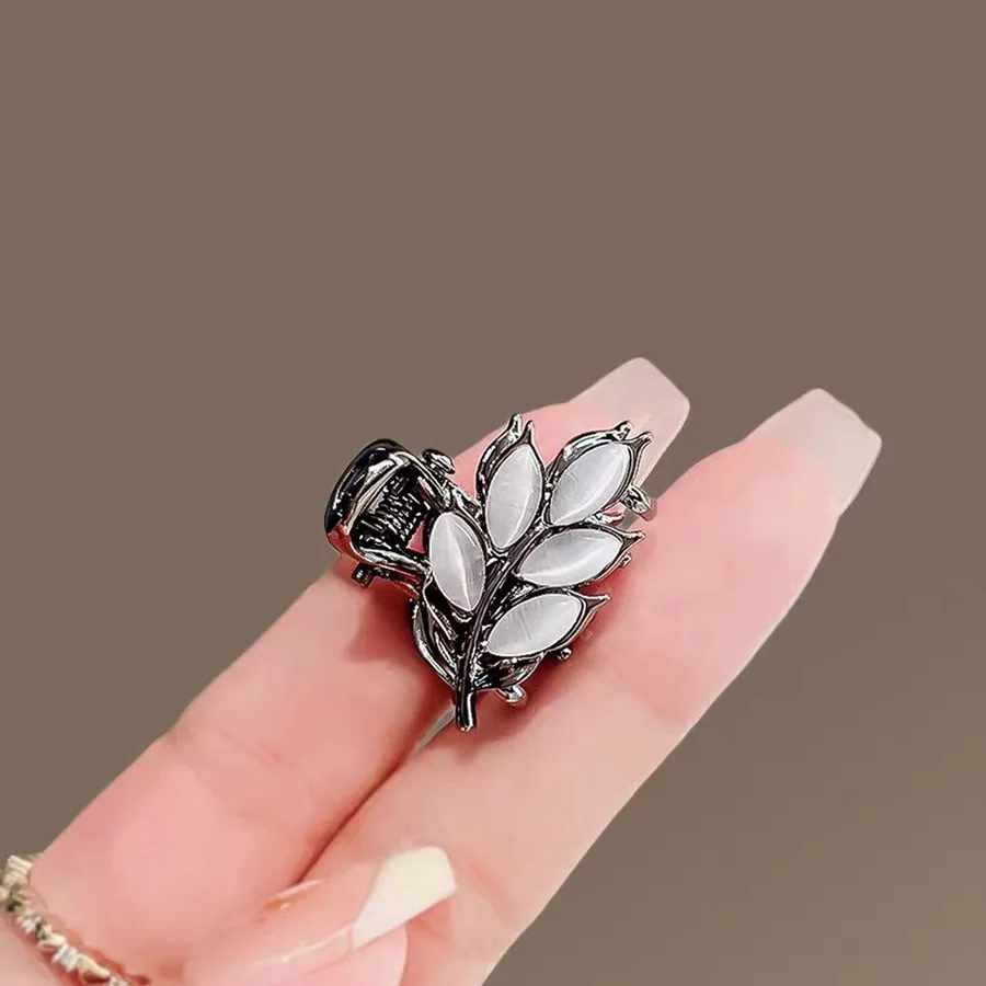 Leaf Shape Small Hair Grab Clip For Women New Fashion Alloy Elegant Summer Side Barrettes Ladie\'s Shining Hair Accessories