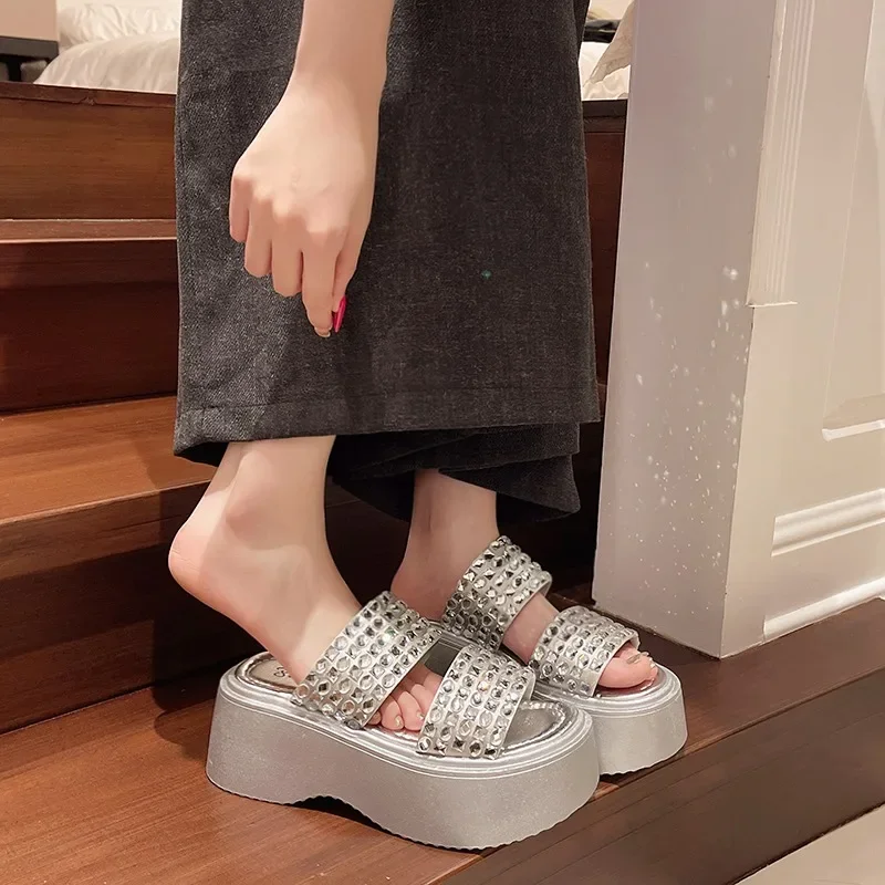 House Slippers Platform Shoes Rivet Slides On A Wedge Rubber Flip Flops Slipers Women Heeled Mules Hawaiian 2024 Heels Summer