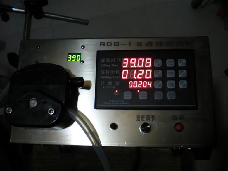 آلة تعبئة Peiqi آلة تعبئة P تمعجية برأس مزدوج آلة تعبئة المذيبات الكيميائية العضوية ذات الرأس المزدوج