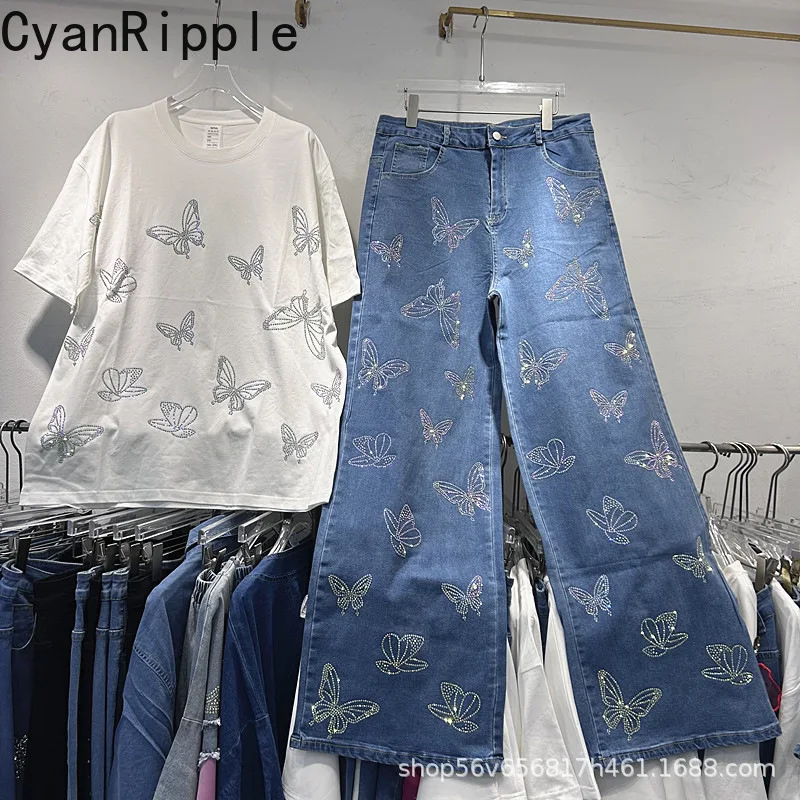 

Модный новый весенне-летний женский комплект из двух предметов: блестящая футболка с коротким рукавом и стразами в виде бабочек + свободные джинсы с высокой талией