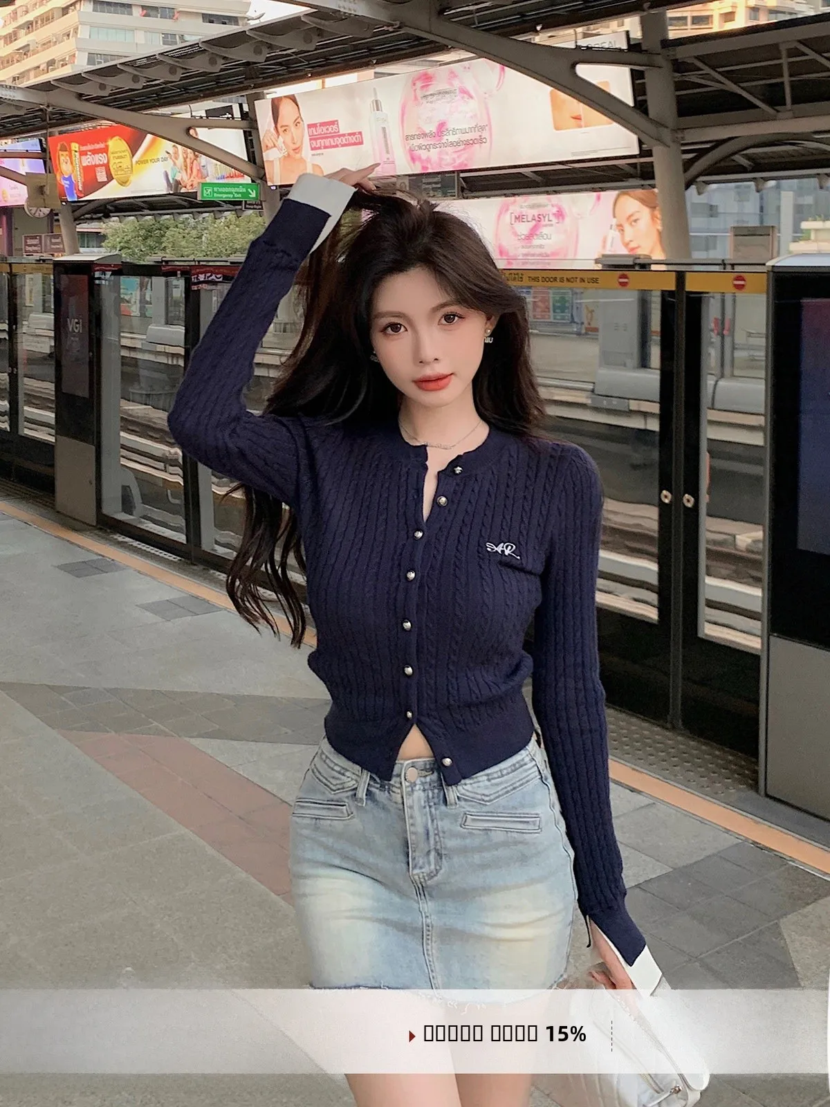 

Женский вязаный кардиган Simple Sli: Новинка весенней коллекции, спиральный узор, приталенный крой, длинный рукав, однотонный, на пуговицах