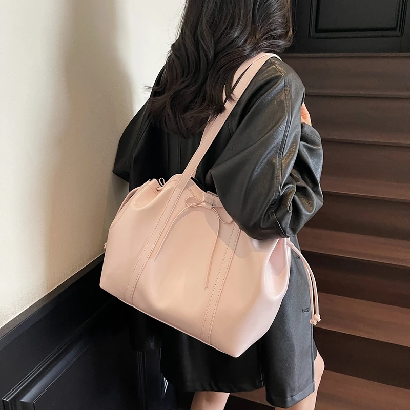 

Глянцевые однотонные сумки на плечо из искусственной застежки 2026, горячая распродажа, стильный дизайн, универсальные сумки большой вместимости для женщин