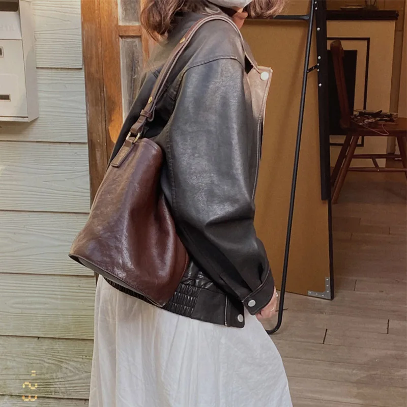 

Новая сумка-ведро из мягкой искусственной кожи в стиле ретро, корейская сумка с вырезом в стиле ретро, простая многофункциональная большая сумка для пригородных поездок, повседневная американская сумка