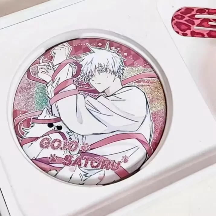 شارات بضائع "Jujutsu Kaisen" و"Satoru Gojo"، بضائع مصنوعة من مروحة الرسوم المتحركة، شارات قلادة ثنائية الأبعاد وردية اللون