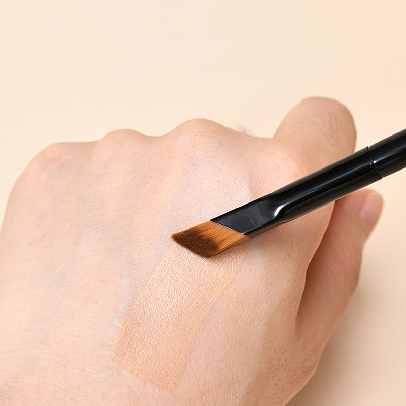 فرشاة هايلايتر بزاوية للوجه، فرشاة كريم الأساس المخفي، شكل منحدر، فرشاة مكياج ذات كريم الأساس الصناعي بأطراف الأصابع