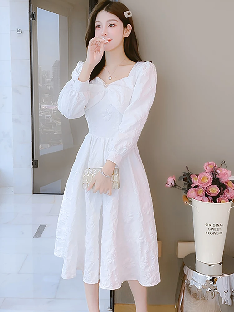 เดรสยาวแขนยาวคอเหลี่ยมลายแจ็คการ์ดสีขาวสไตล์ฤดูใบไม้ร่วงสำหรับผู้หญิง ดีไซน์หรูหรา สวมใส่สบายๆ อยู่บ้าน แฟชั่นเกาหลี 2025 ทรงเข้ารูป