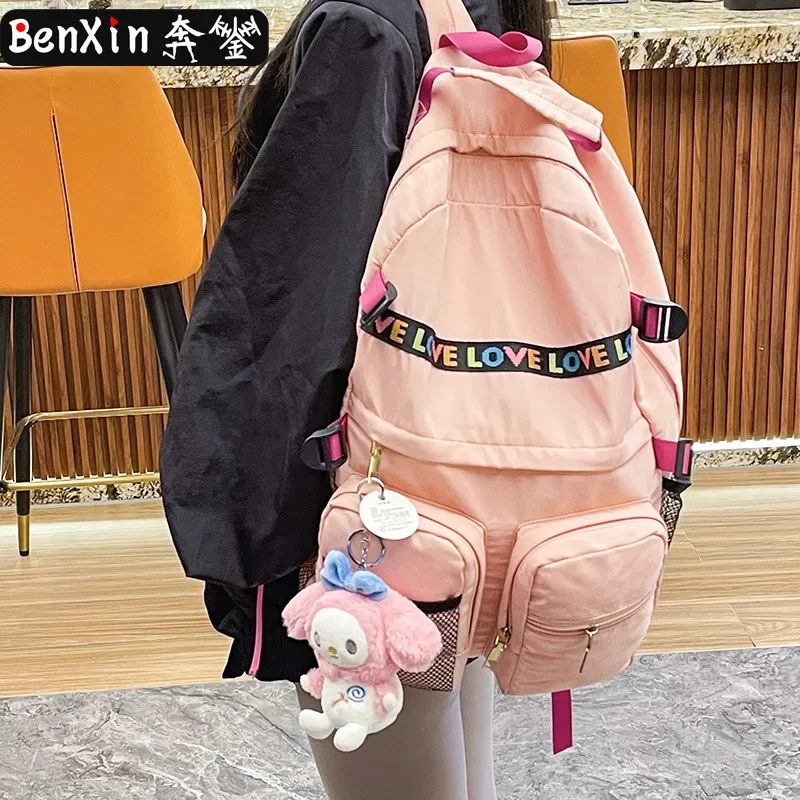 سلاسل مفاتيح رائعة وراقية من Miniso، وحقائب مدرسية جميلة، ومعلقات، وآلات مخالب، ودمى صغيرة، وهدايا وزخارف صغيرة