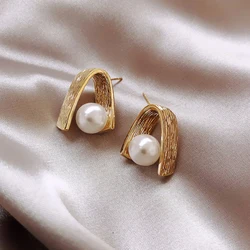 Trendy Uneven Metal Arc Drop Earrings for Women Vintage Golden Imitation Pearl Dangle Earrings Statement Twist Geometry Jewelry