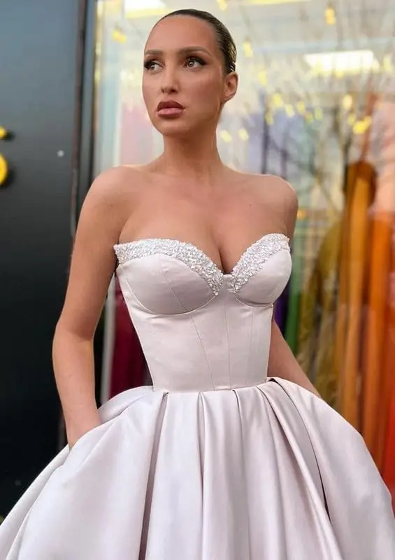 فستان حفلة موسيقية قصير من الساتان بدون حمالات مع جيوب على شكل حرف A فساتين العودة للوطن للمراهقين فساتين كوكتيل فستان سهرة