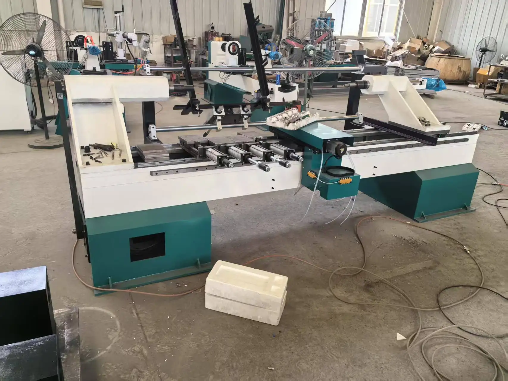 木工家具旋盤機械業務用CNC木旋盤椅子脚用CNC旋盤カッターCNC単軸彫刻付き