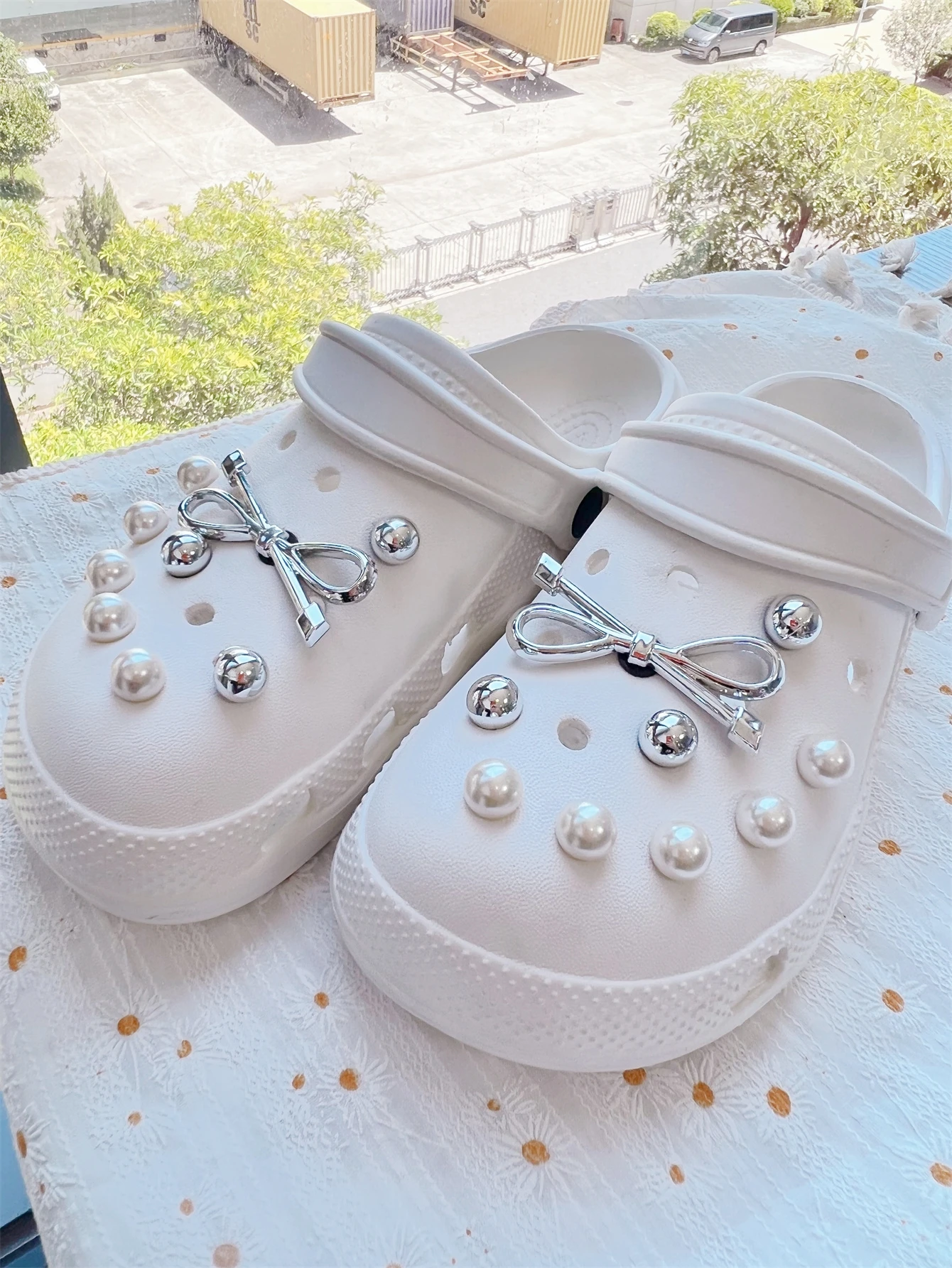 Creative 3D Pearl Silver Bow Charm Shoe Accessories Fashionable Spicy Girl Detachable Women's Summer Clog Sandals Buckle