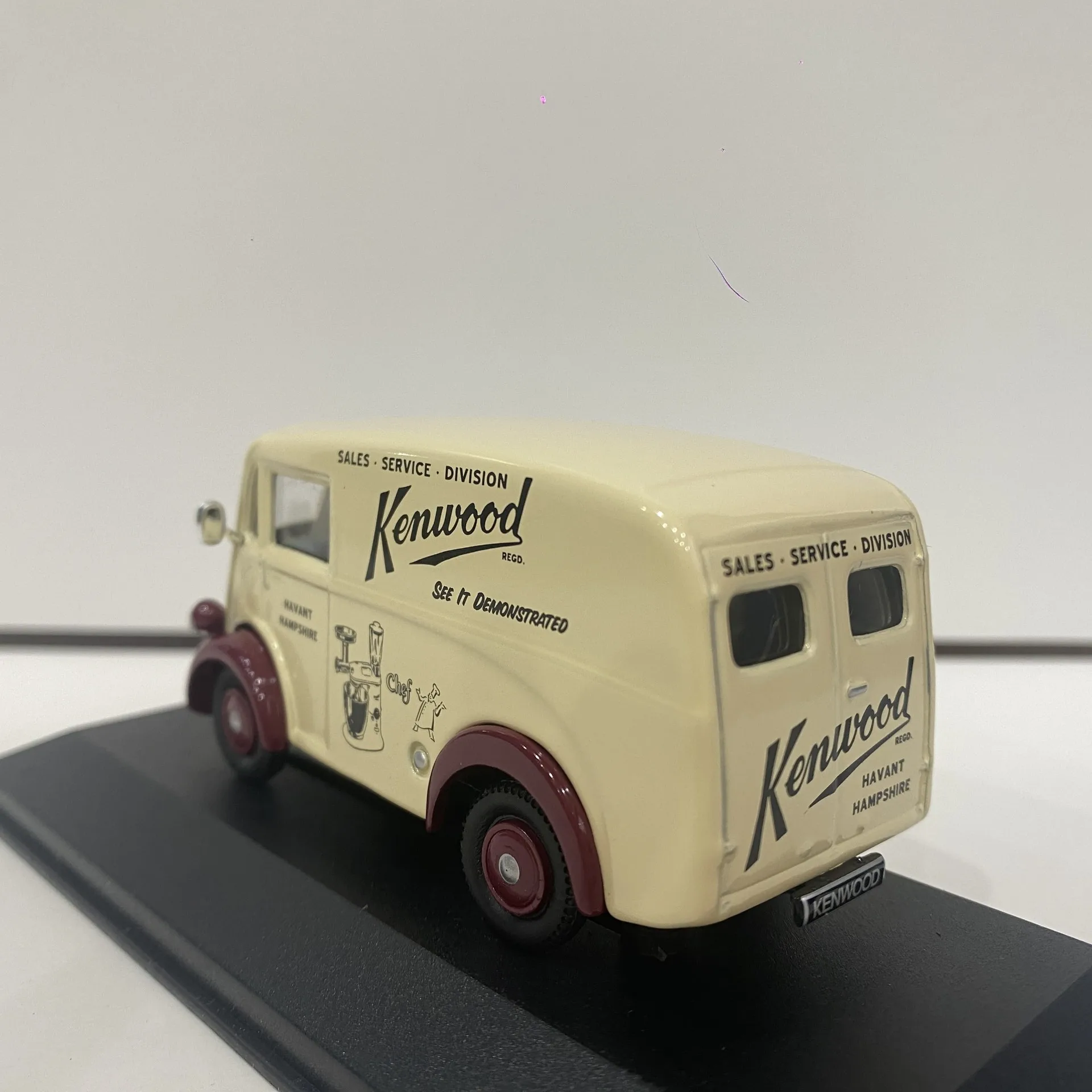 Diecast CORGI Puppy 1:43 Scale MORRIS VAN KENWOOD Alloy Car Model Collectible Toy Gift Souvenir Display Ornament