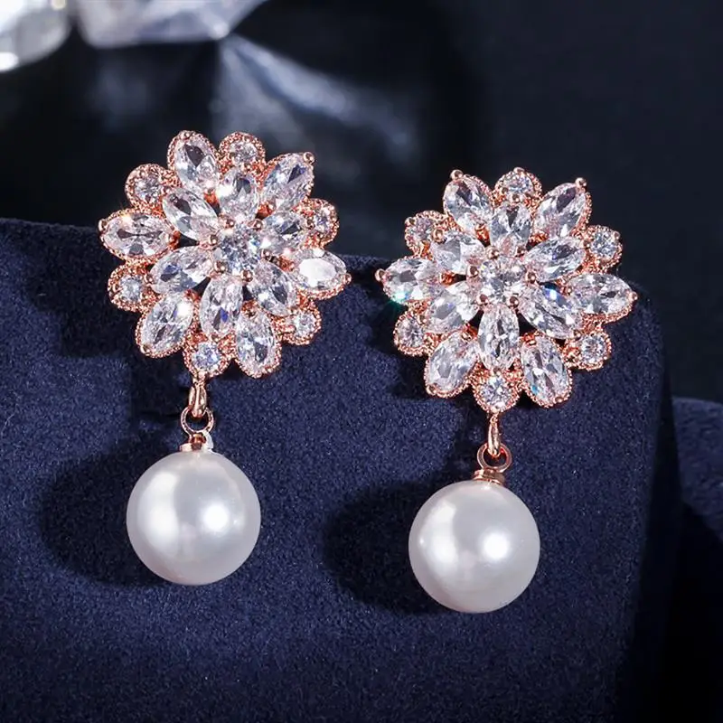 Huitan Elegante Damen-Ohrringe mit Blumenmuster, Imitationsperle, funkelndes Hochzeits- und Party-Accessoire, eingelegter glänzender CZ-Modeschmuck