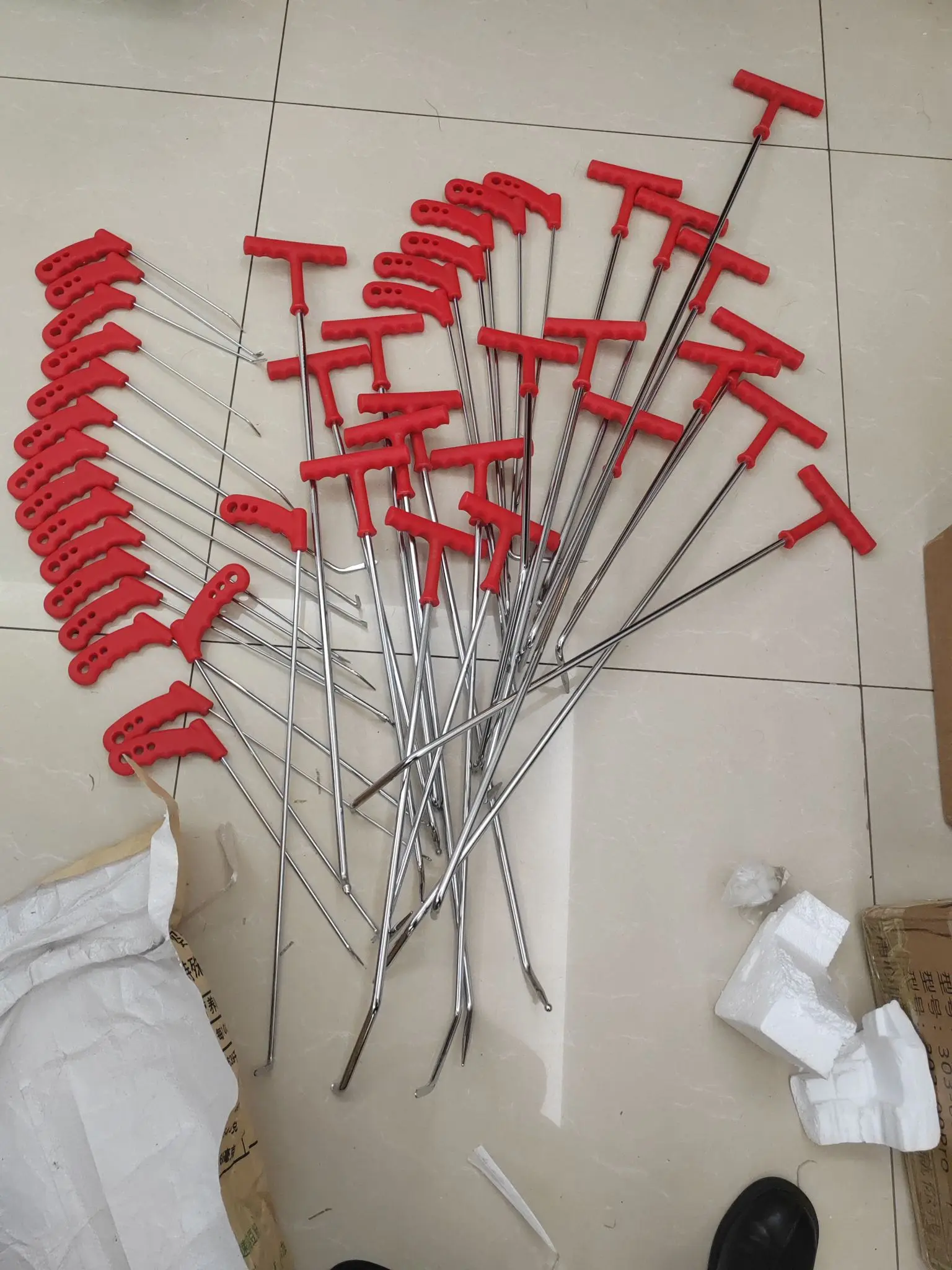 

20 large crowbars, diameter 8mm and 10mm, 10 small hooks, diameter 4/5/6 mm. Non spray painted manganese steel stick dent hook