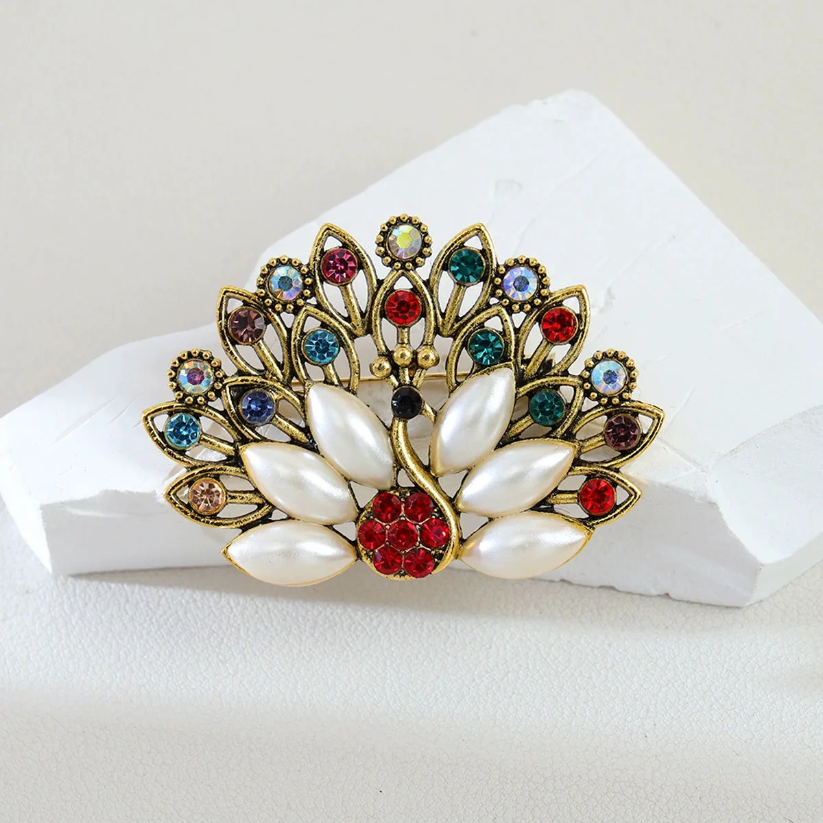 Luxury and fashionable peacock open screen brooch, European and American retro colored enamel pin accessories