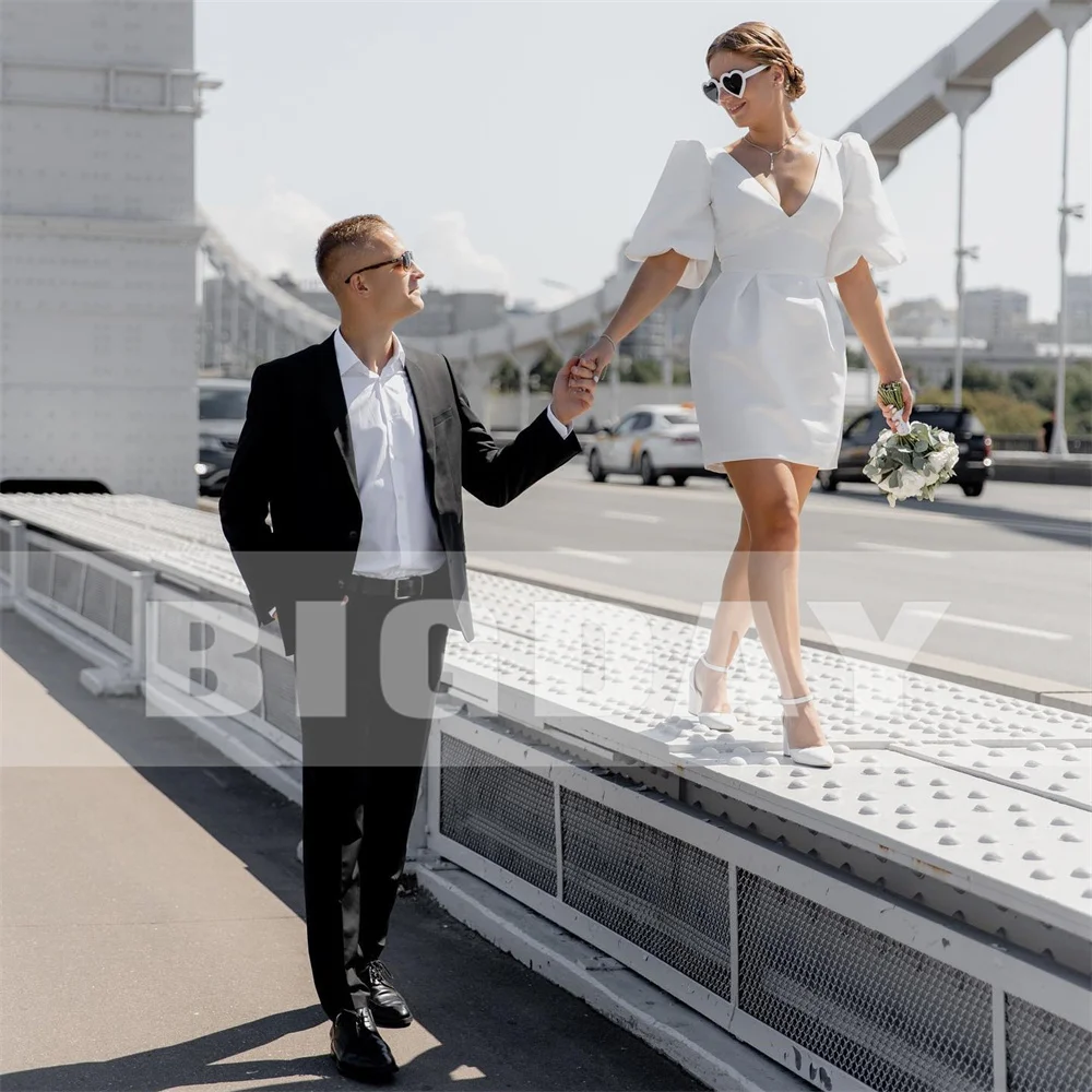 Elegante abito da sposa corto 2025 scollo a V maniche corte a sbuffo aperto sul retro sopra il ginocchio tubino abito da sposa abiti da noiva personalizzato