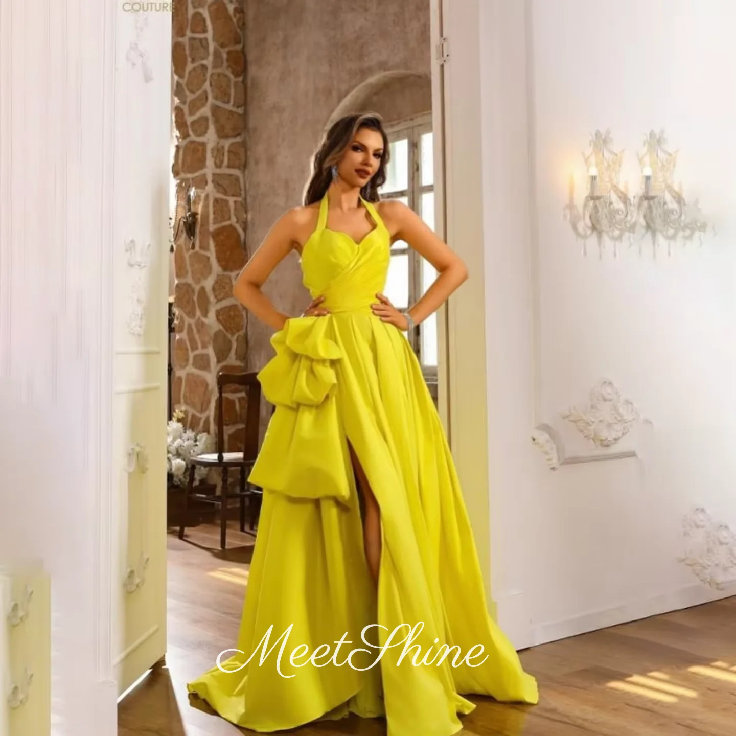 Moderne halter gele sweep trein avondjurken moderne mouwloze satijnen zijsplit galajurk speciale gelegenheidsjurken op maat