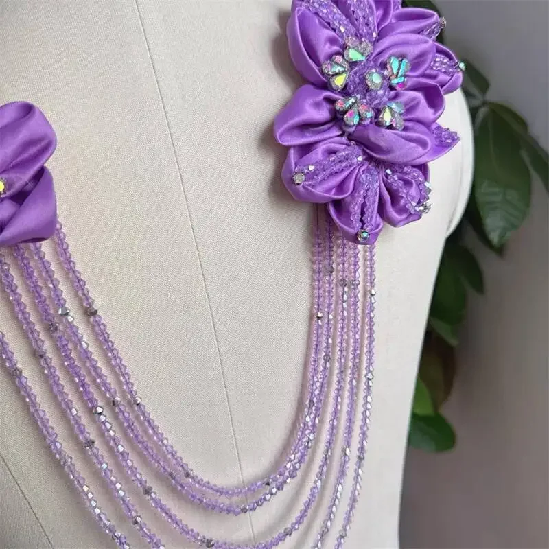 3-Farben-Perlenapplikation, hochwertiger Satin, plissiert, handgefertigt, 3D-Blumenquaste, glitzernde Kristallquaste, Brustblume, Schulterapplikation – Detail 7