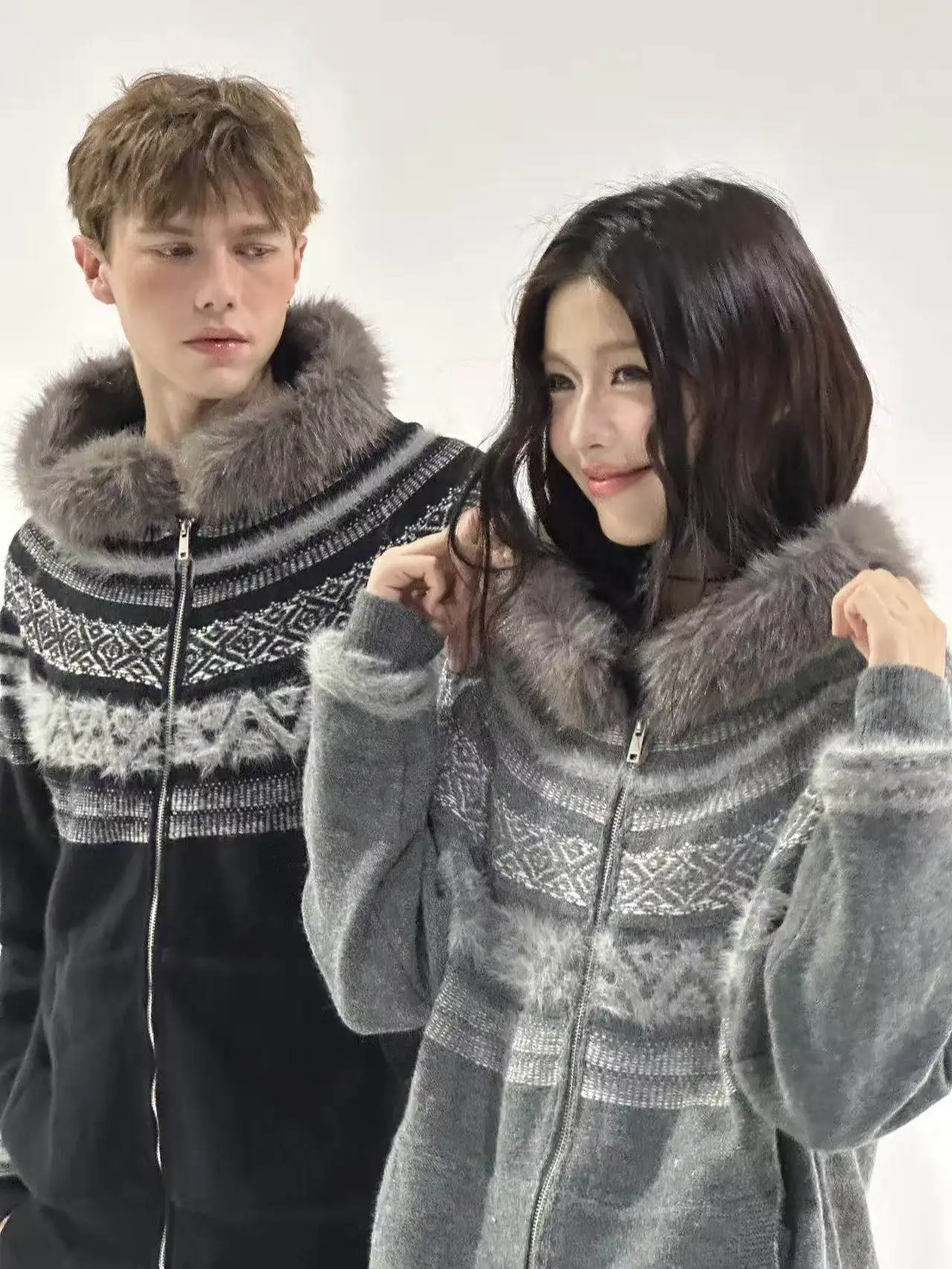 

Новый вязаный свитер-кардиган с капюшоном и меховым воротником 2025 года, повседневный, для мужчин и женщин