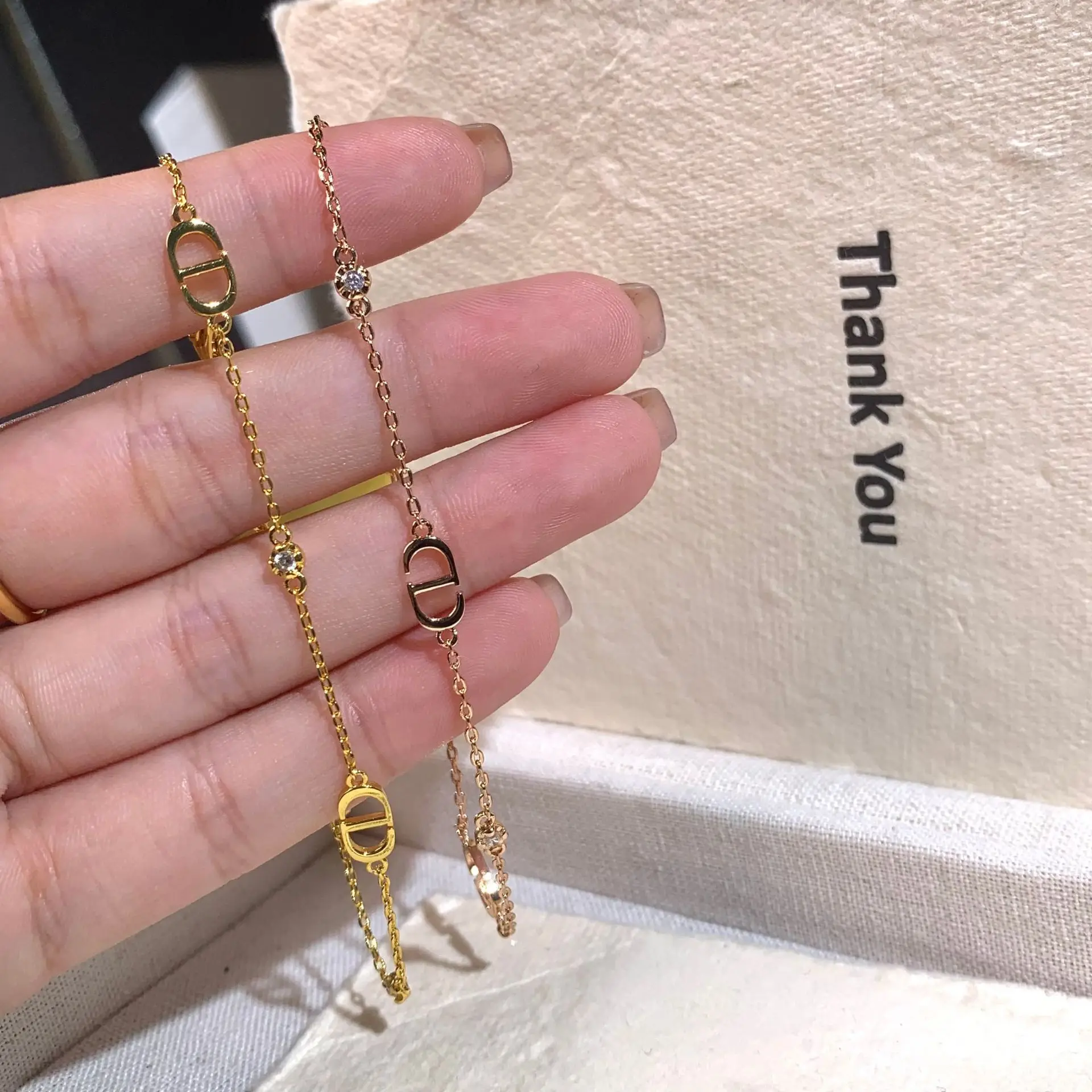 

Милый браслет с бриллиантами, позолоченный, с крошечными сверкающими бриллиантами, легкий и регулируемый, идеально подходит для любителей моды и стиля Instagram