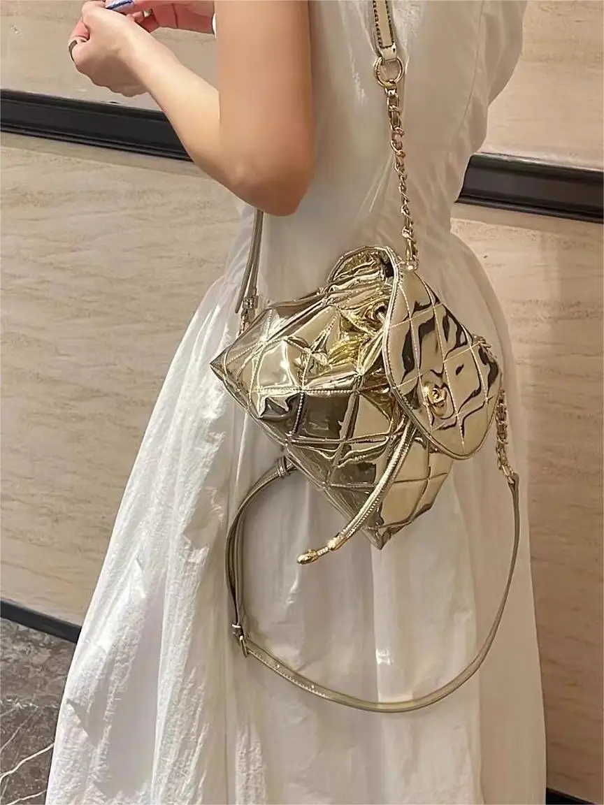 

Faionable Heavy Metal Chain Diamond Pattern Women's Bapa Small Size Commuter Sle PU Leather Bright Surface Pure Color