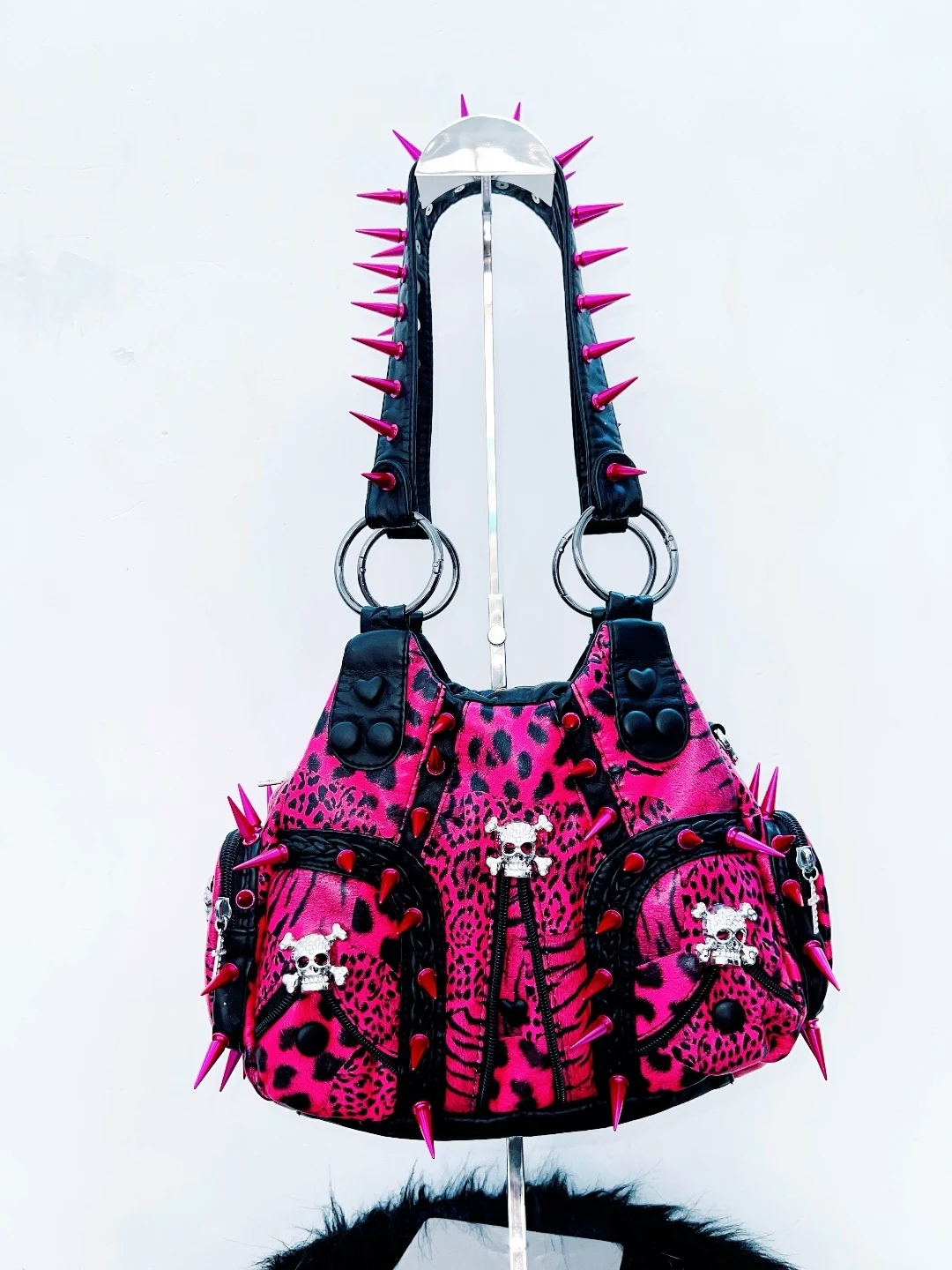 sac-y2k-spicy-girl-avec-tete-de-crane-a-rivets-serie-gal-subculture-vintage-imprime-leopard-rose-douceur-moyenne-sac-pour-femme